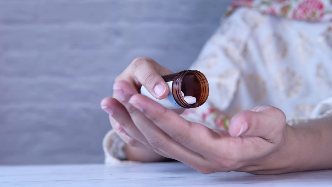 mujer que toma medicamentos