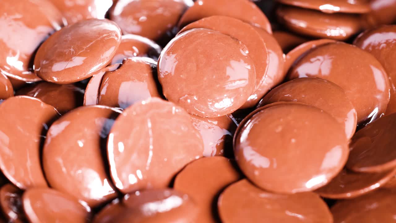 discos de chocolate cayendo y apilándose