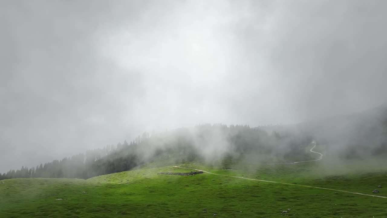 안개 속의 무인 항공기 스릴러 산의 풍경 영화 스탠딩  ⁇ 의 신비한 자연의 pungart 슬로베니아