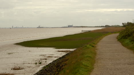 Plano-Amplio-Del-Estuario-De-Humber-Que-Muestra-Marismas-De-Marea-Baja-Con-Sendero