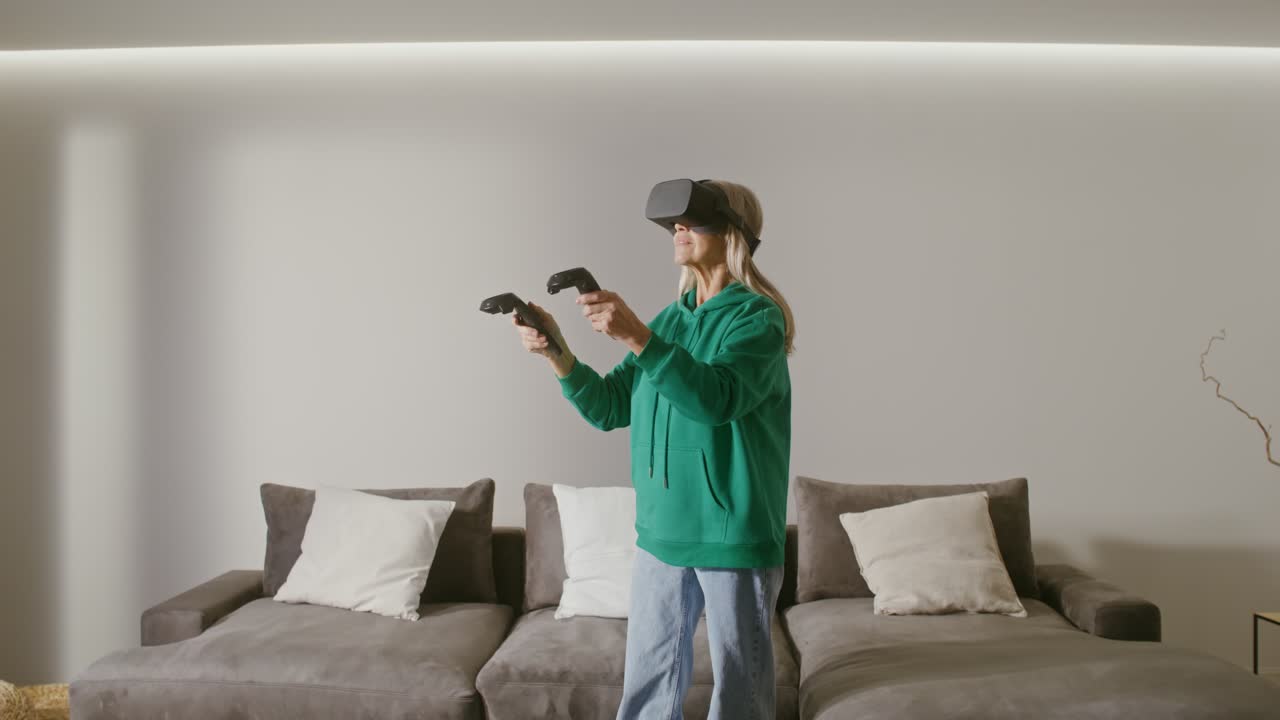 mujer disfrutando de juegos de realidad virtual en una sala de estar
