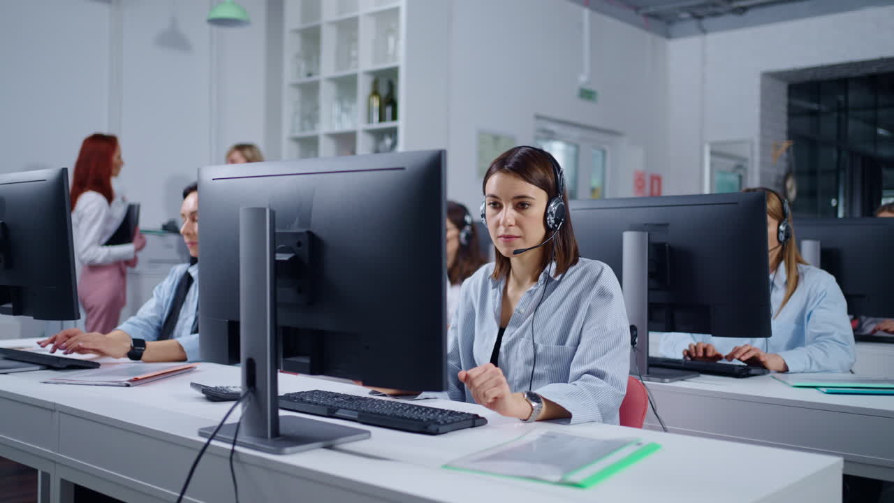 empleados del centro de llamadas en el trabajo