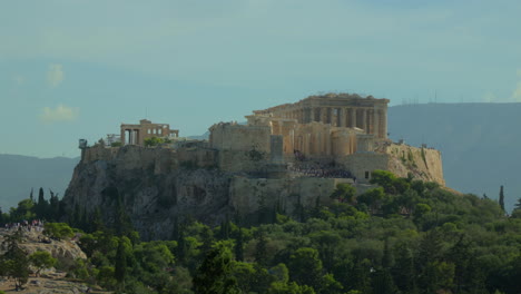 la acrópolis de atenas con vistas a la exuberante vegetación