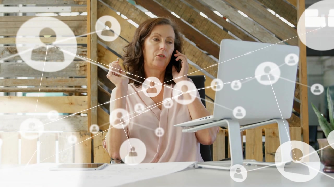 Donna che tiene il telefono e parla, chiamata in avvio, icone utente che si espandono dal laptop mostrando lavoro tecnologico.
