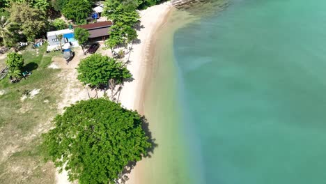 Drone-shot-of-a-beach-in-Phuket,-Thailand