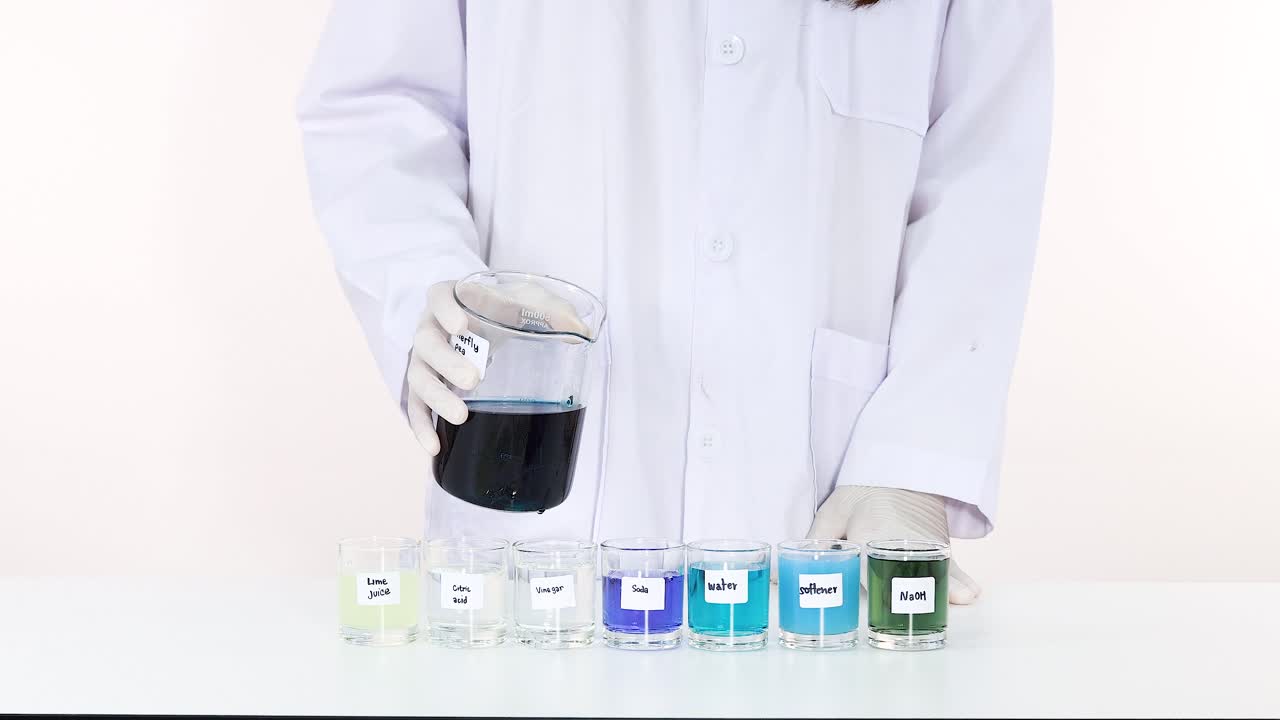 용기에 액체를 부어 색이 변하는 것을 관찰합니다.