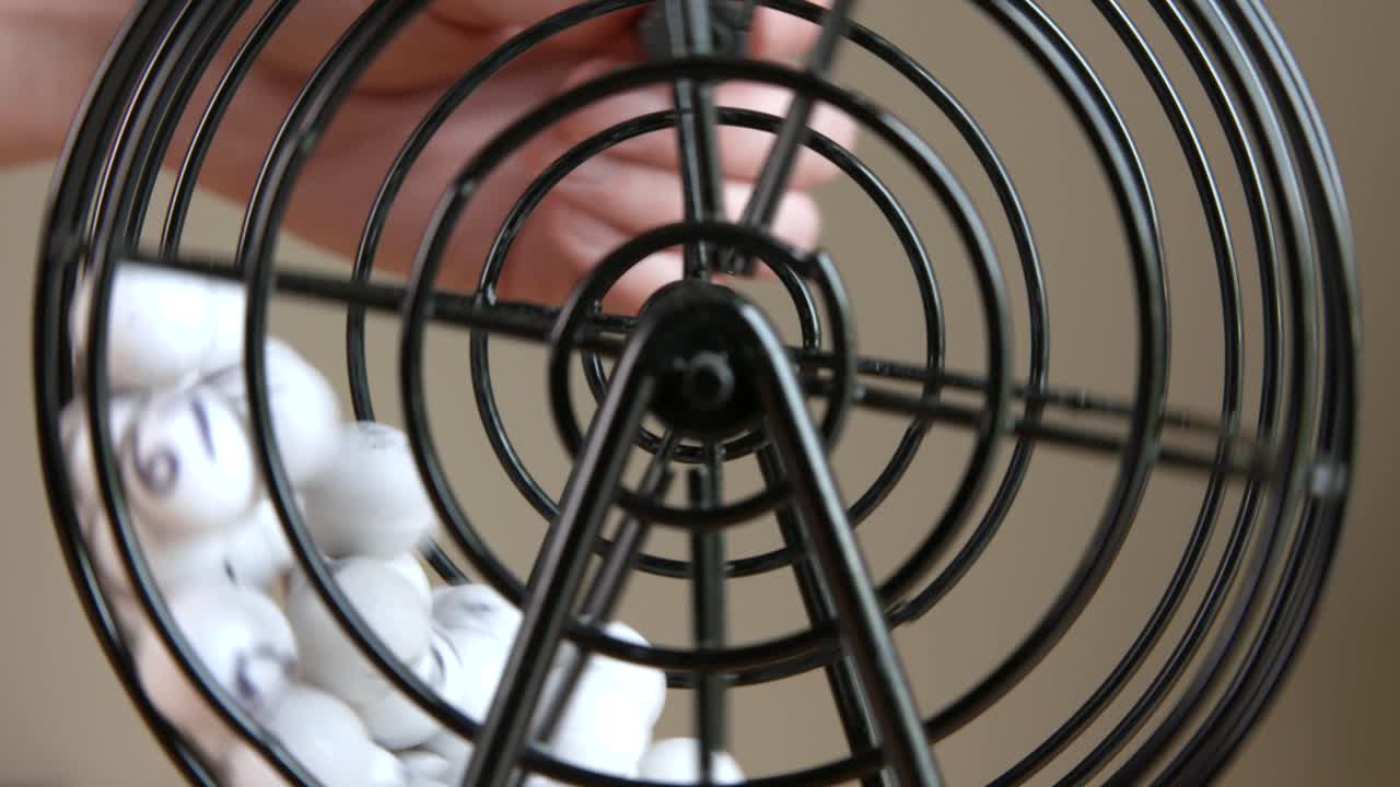 새장 안에 번호가 매겨진 복권 또는 빙고 공으로 회전하는 복권 공 랜덤마이저