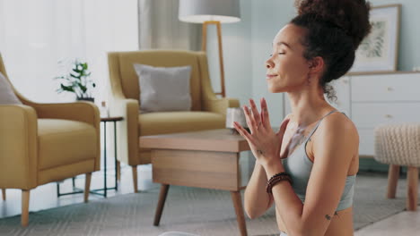 Meditación,-Pilates-Y-Yoga-En-Casa-Para-Mujer-Negra