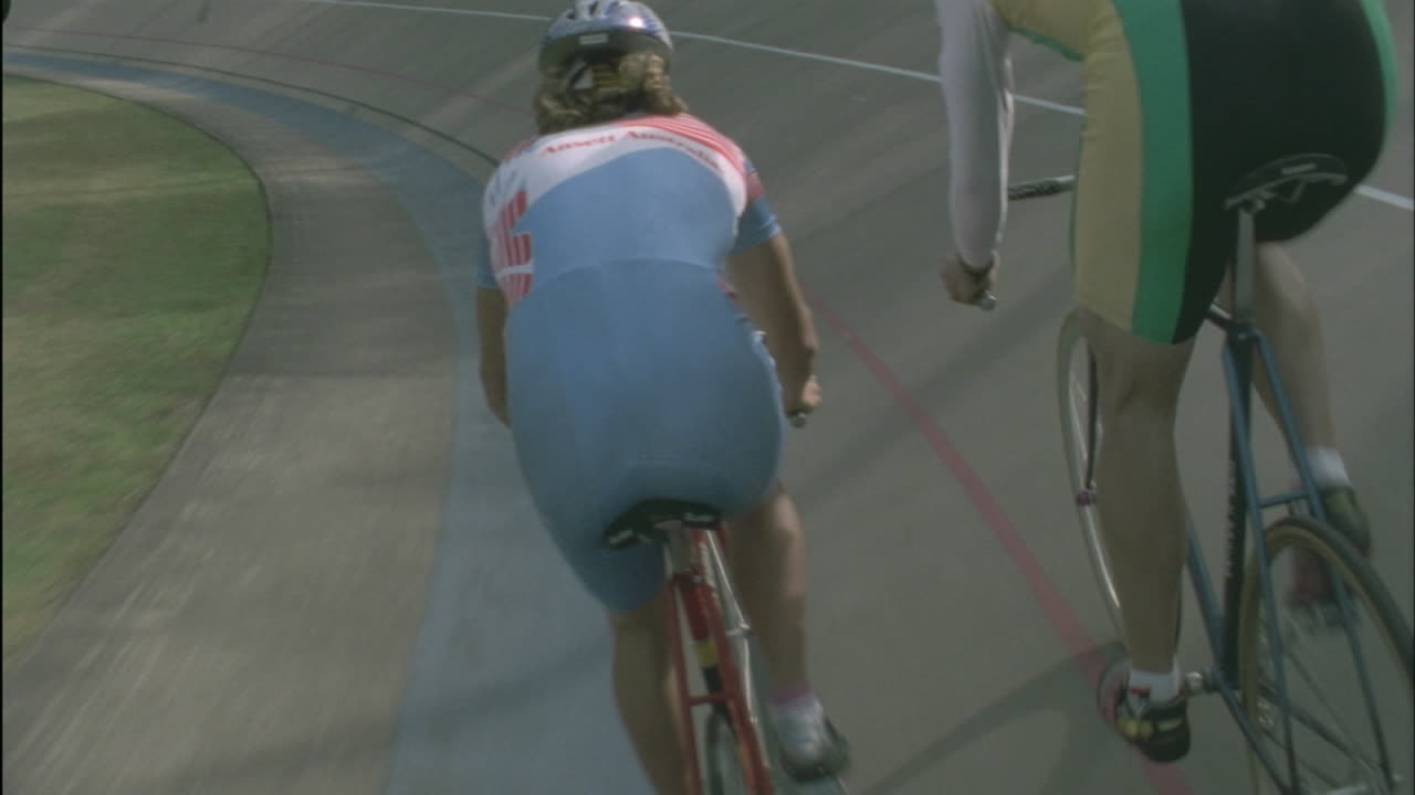 남자와 여자는 트랙 주위에 자전거를 타고