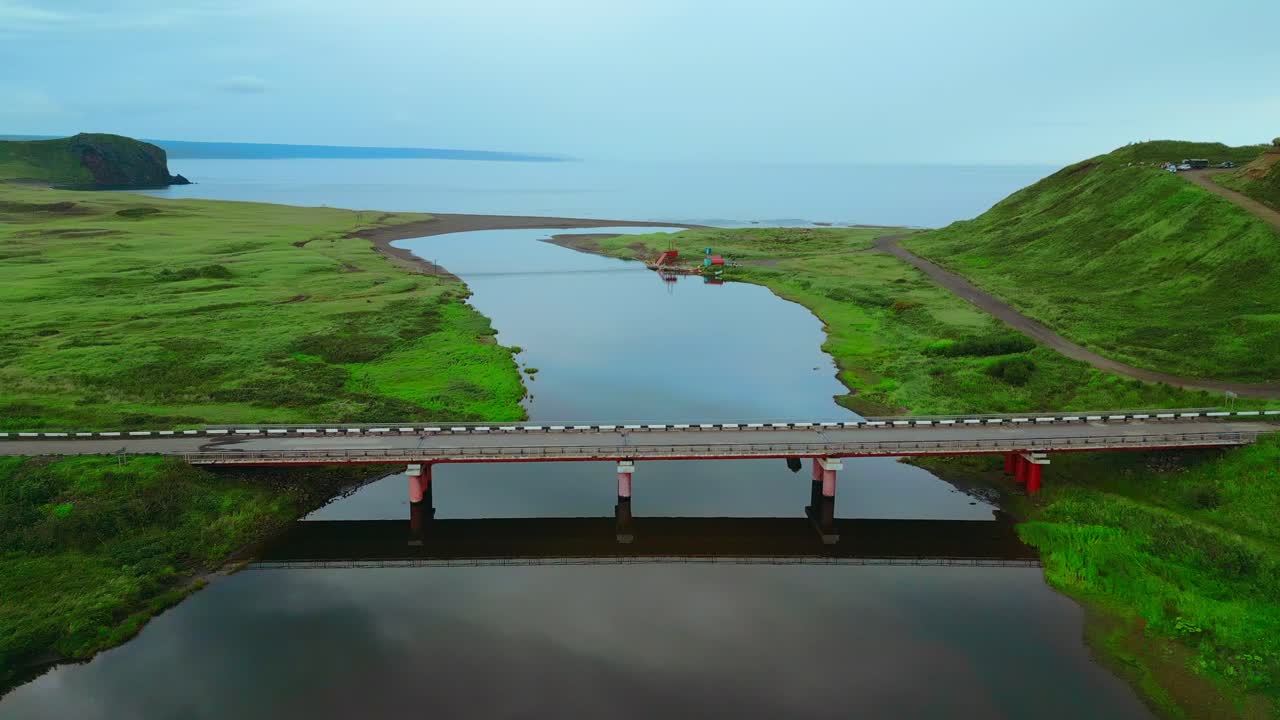 강을 가로지르는 해안 다리