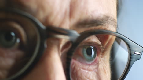 gafas, zoom de visión y lectura de mujeres mayores