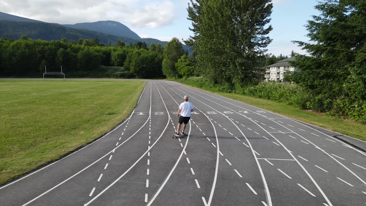 젊은 남자가 스케이트보드를 타고 있는 액션 클립
