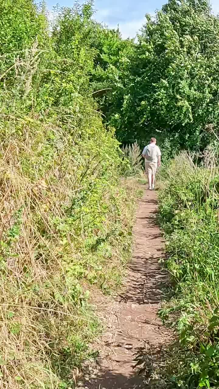 푸른 길 을 따라 고 있는 사람