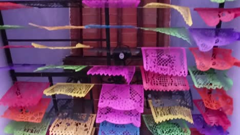 dolly filmado bajo la fiesta mexicana papel picado guirnalda soplando en el viento