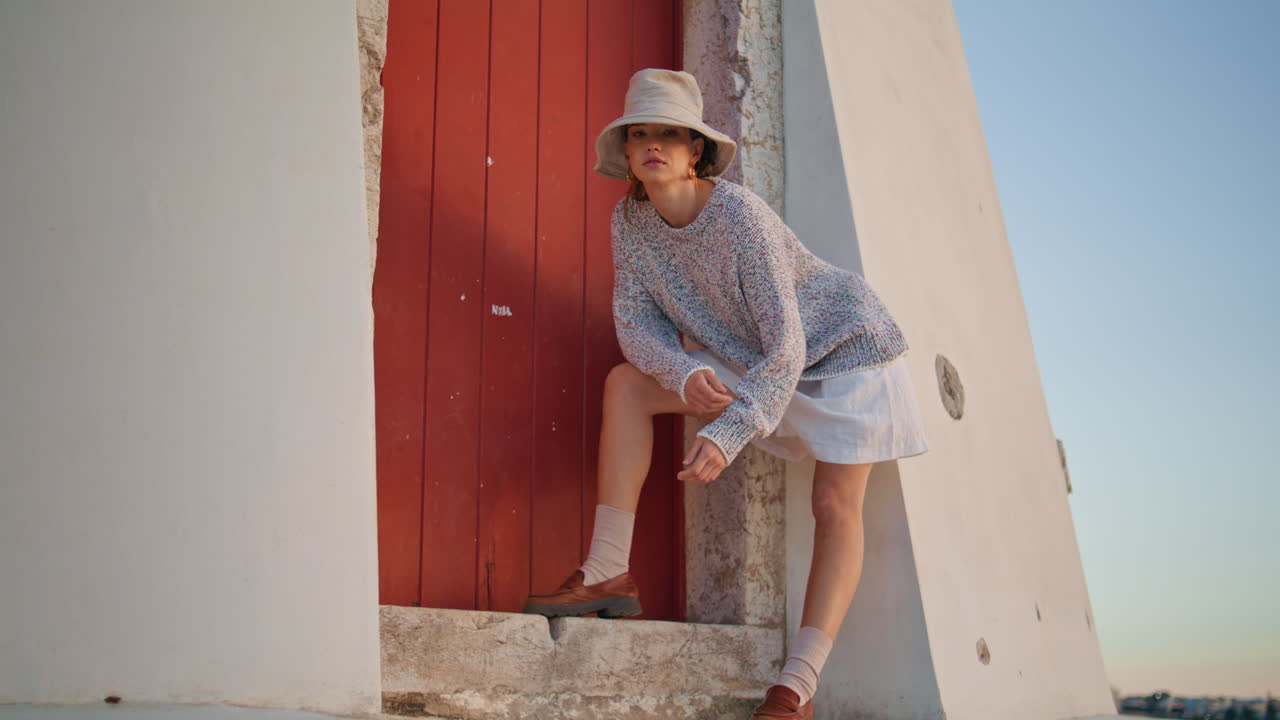 niña delgada modelando casa en la costa de verano. mujer despreocupada descanso fin de semana de campo