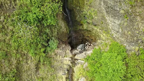 Vista-Aérea-De-Una-Pequeña-Cascada-Tropical-En-La-Selva-Tropical