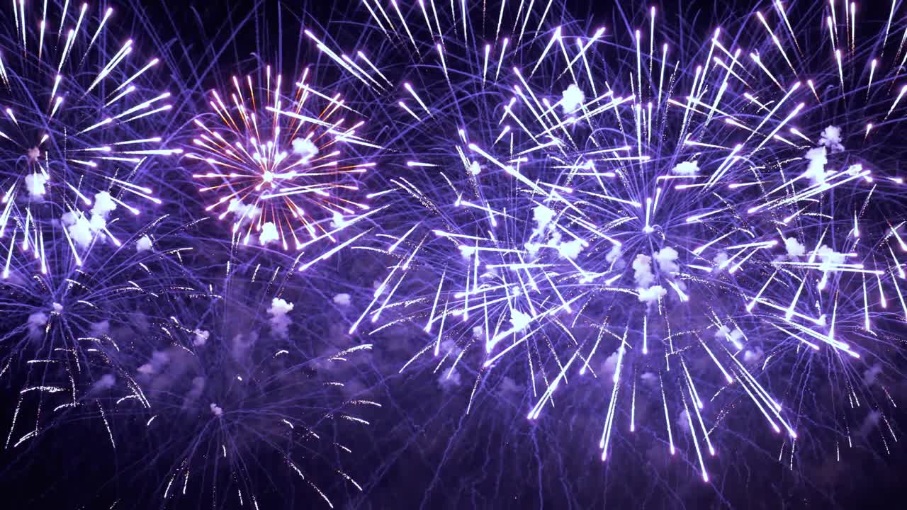 coloridos fuegos artificiales explotando en el cielo nocturno. celebraciones y eventos en colores brillantes.