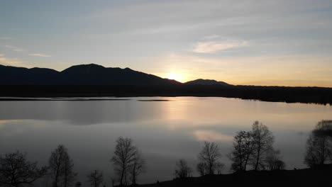 Staffelsee-In-Deutschland-Bayern-Aufgenommen-In-Der-Nachmittäglichen-Dämmerung-Beim-Fliegen-über-Den-See-Mit-Einer-Dji-drohne-In-4k-Mit-Nd-filtern