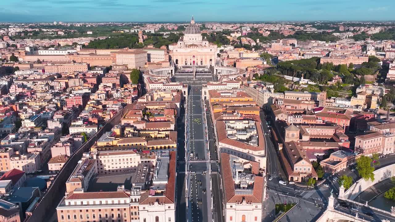 Ripresa aerea con drone su Roma, Italia, che mostra Castel Sant'Angelo, Ponte Sant'Angelo, il fiume Tevere e la Basilica di San Pietro che si staglia sullo sfondo vicino alla Città del Vaticano.