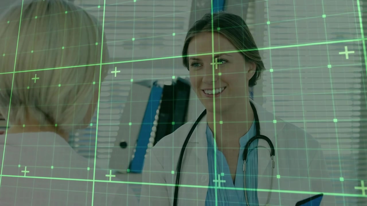 Doctor escaneando un portapapeles azul, vista de barrido con superposición de cuadrícula, asintiendo y reflejando datos del paciente
