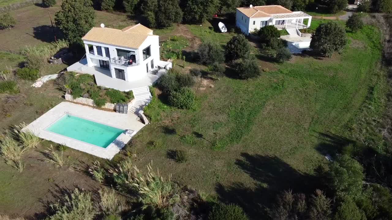 audaz vuelo aéreo de drones que se hunde lentamente toma de drones de una lujosa villa de bienes raíces en malibu acantilado paraíso naturaleza salvaje playa de ensueño corfú grecia otoño de 2021 cinemático 1080 60p por philipp marnitz