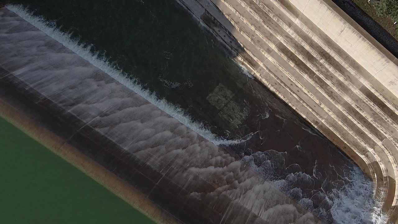 희귀 아스프로크렘모스 댐 과부하