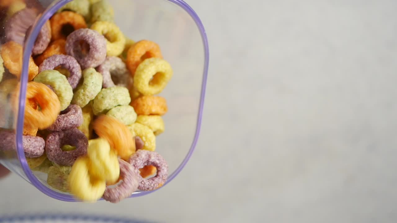 cereal de colores que se vierte desde el recipiente