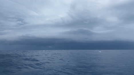 Gran-Tormenta-Acercándose-A-La-Costa-Del-Mar