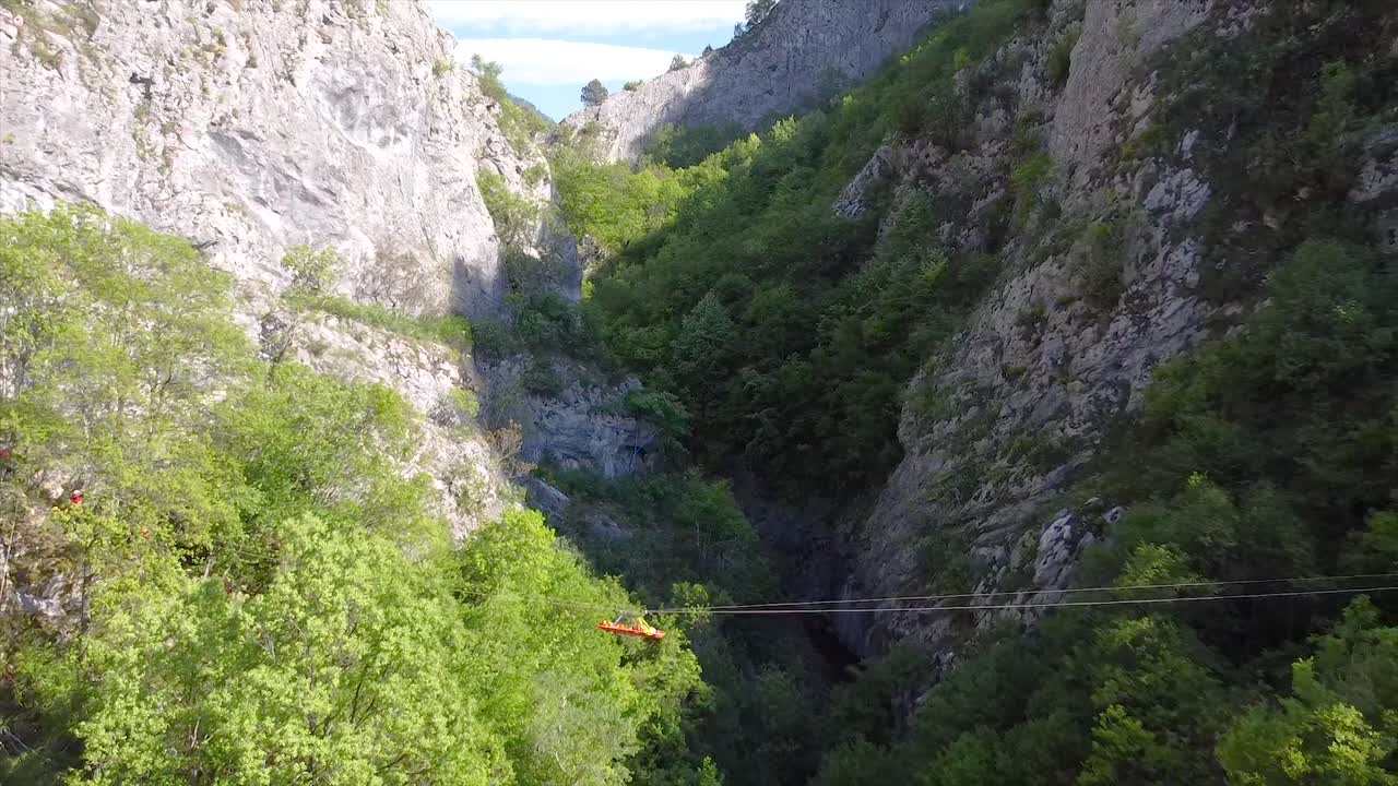 camilla de emergencia transportada por encima de un cañón