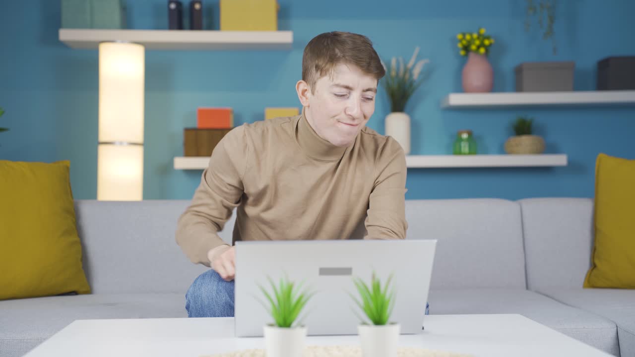 노트북 앞에 앉아 있는 공황과 긴장한 젊은이.