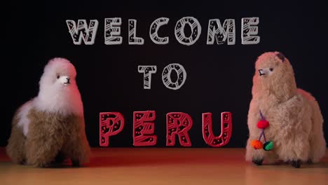 texto de bienvenida a perú con lindos peluches de llama