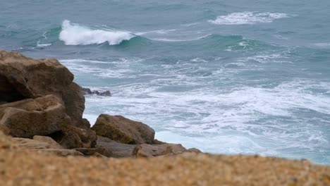 mar enojado en cámara lenta en la costa jurásica