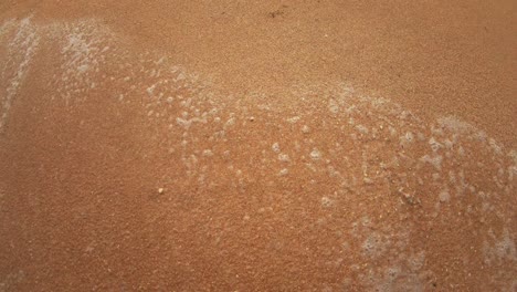 wasser, das auf dem sand geschrieben ist, spült das meer weg.