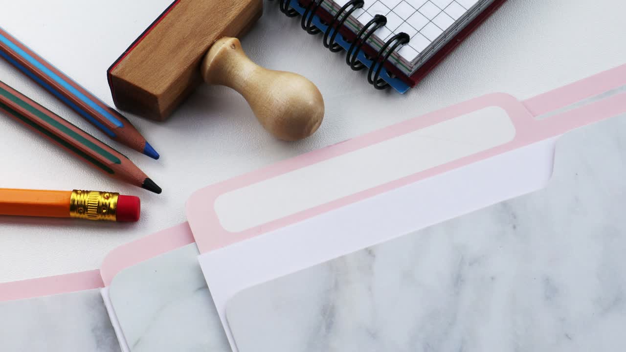 registro de carpeta de bonificación en un escritorio blanco