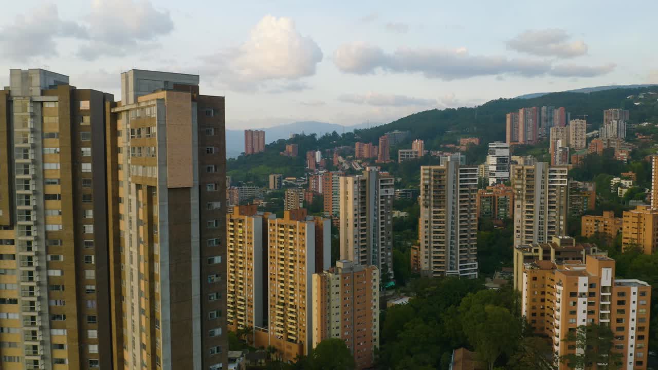 Vista pitoresca do Bairro El Poblado em Medellín, Colômbia