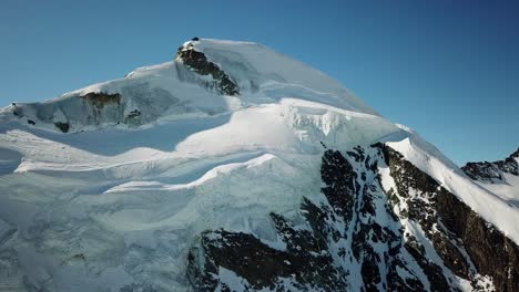 vista de la montaña allalin en los alpes suizos, saas fee