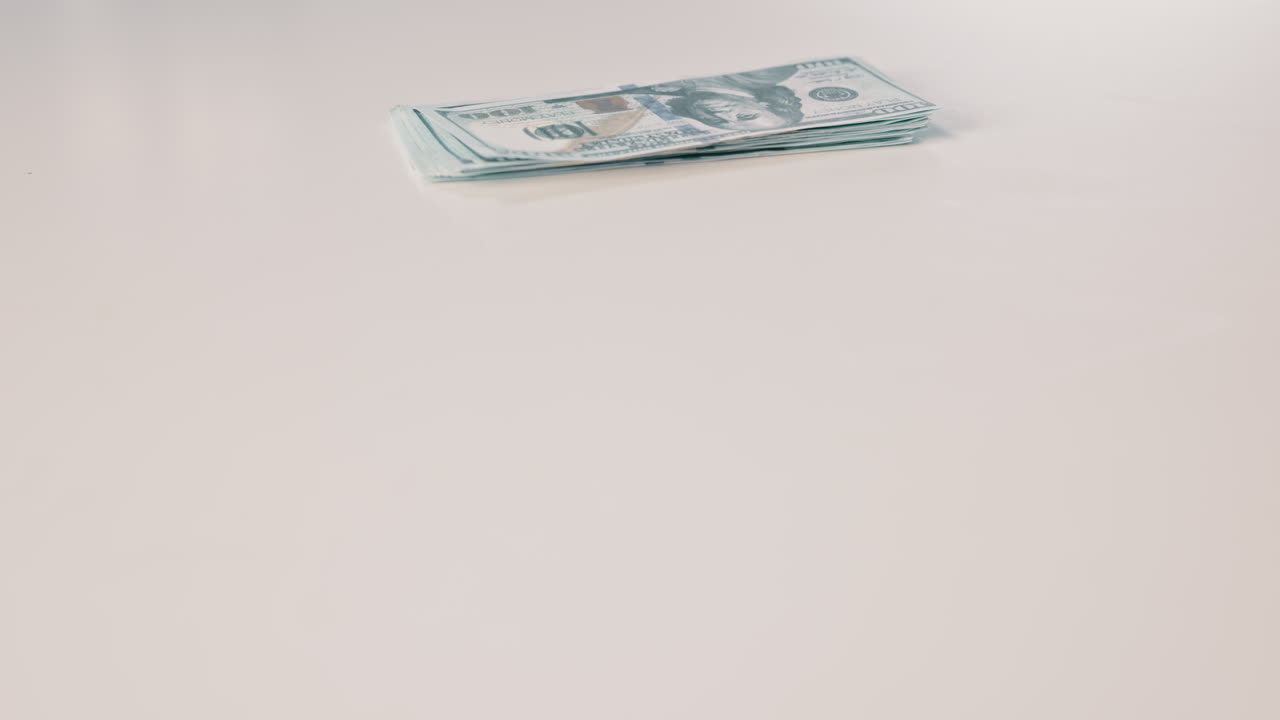 테이블, 돈과 손은 현금으로 대출을 지불합니다.