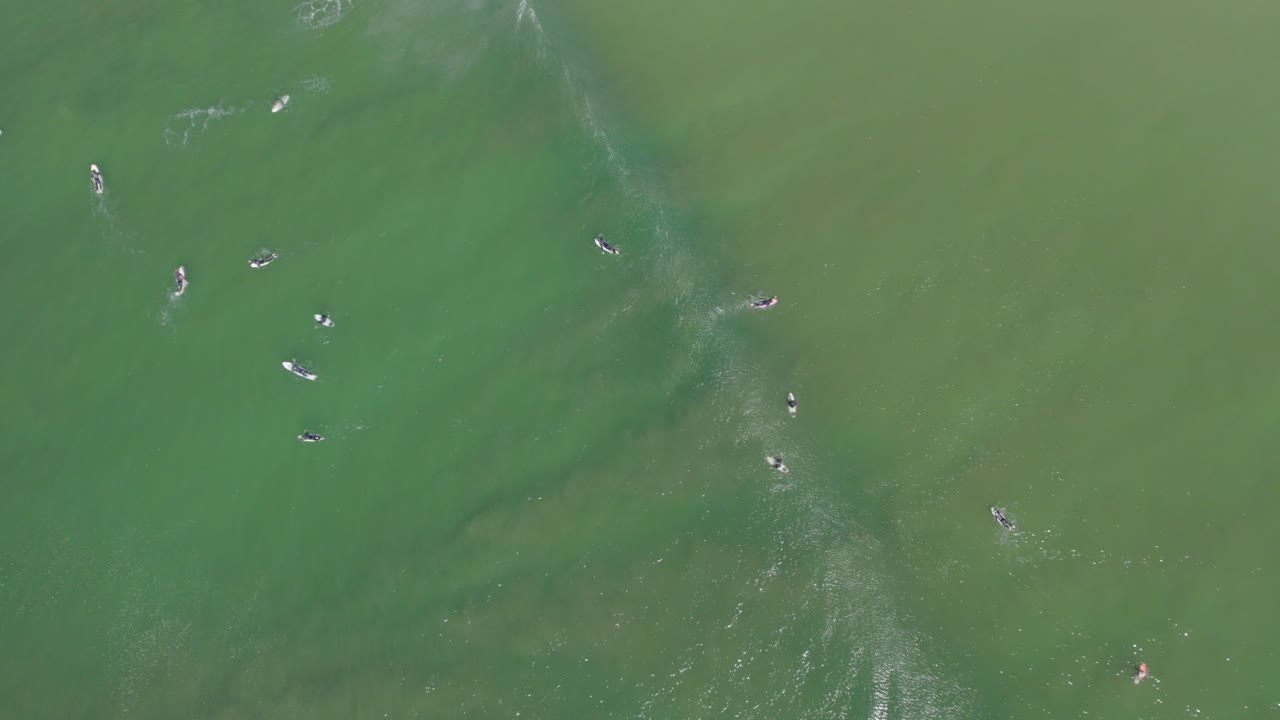 호주 뉴 사우스 웨일즈의 카바리타 해변에서 서퍼들의 최고 전망 - 공중 드론 샷