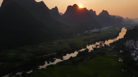 Picturesque-Chinese-Landscape-of-Guilin-Yangshuo-Valley-at-Sunset,-Aerial