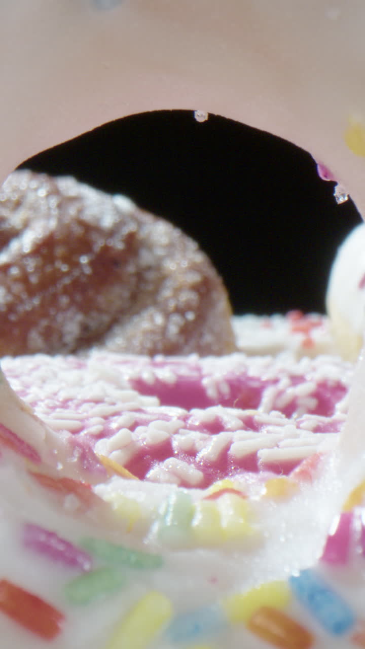 렌즈는 세로로 뿌려진 신선한 유리 도의 구을 통해 탐사합니다.