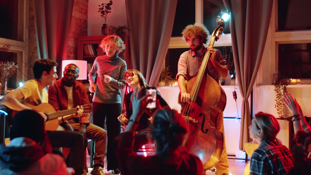 음악 밴드 가 콘서트 에서 사람 들 을 위해 노래 하고 음악 을 연주 하는 것