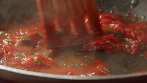 cocinar salsa de tomate en una sartén