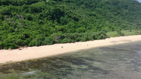 Turistas-En-La-Playa-Vacía-De-Arena-Blanca-En-Uluwatu-Bali-En-Un-Día-Soleado,-Antena