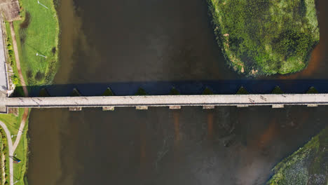 Impresionantes-Imágenes-Aéreas-De-Arriba-Hacia-Abajo-Con-Drones-4k-De-Un-Pueblo---Ponte-De-Lima-En-Portugal-Y-Su-Emblemático-Monumento---Puente-Romano-De-Piedra-Que-Cruza-El-Río-Lima