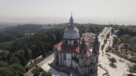 Luftkreisen-über-Dem-Heiligtum-Unserer-Lieben-Frau-Von-Sameiro-In-Braga