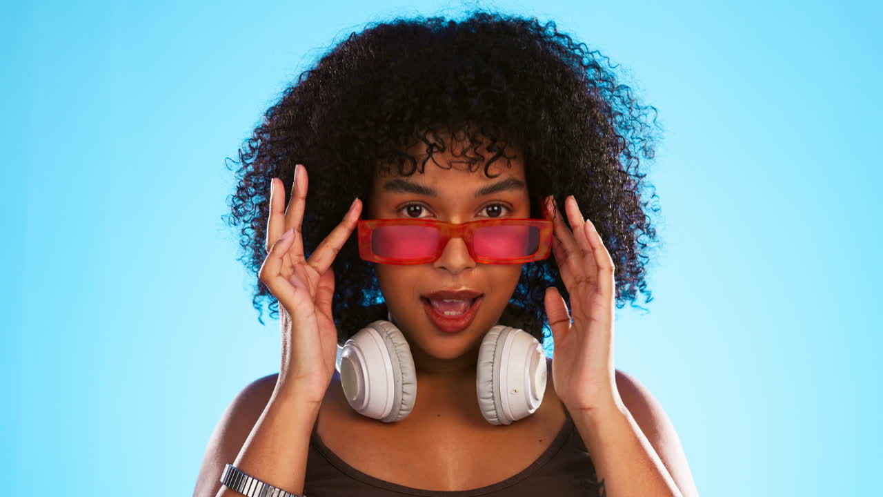 trendy, gen z y rostro de una mujer negra