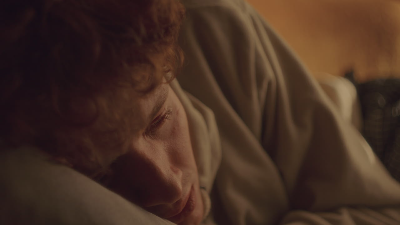 Close-up de Jovem Desesperado Deitado na Cama e Chorando