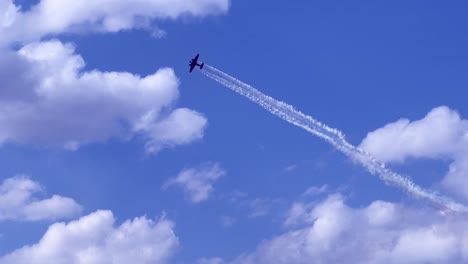 espectáculo aéreo - avión haciendo una espiral con rastros de humo