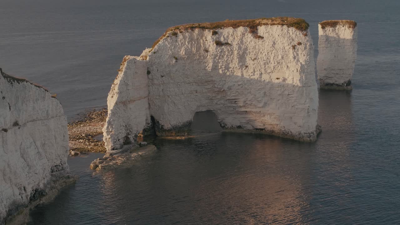 toma de ángulo alto de durdle door, una impresionante formación rocosa en la costa jurásica cerca de lulworth en dorset, inglaterra