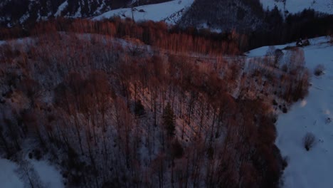 puesta de sol sobre el pueblo de salvado durante el invierno